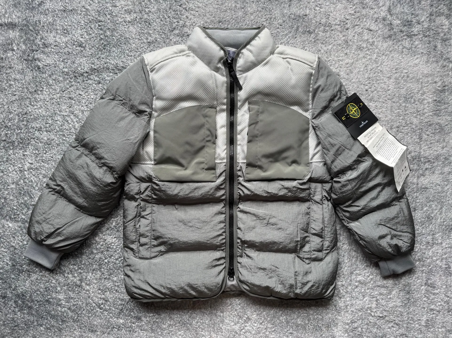P300 Stone Island Panama splicing deconstructed down cotton jacket. The new and most distinctive down jacket, as its name implies, has a nautical style and a military color. It is characterized by unique research on fibers and fabrics, full of functionality and deconstruction. The new autumn and winter technical fabric splicing down jacket adopts the symbol of Stone Island aesthetics. Fabrics and fashionable splicing elements are perfectly combined to meet the functions and needs of users in different occasions. The full zipper opens, and the neutral collar shape is gentlemanly. The hem has a quite aristocratic temperament. The clothing uses a large area of iridescent three-leaf nylon, which not only has a metallic visual presentation, but also achieves a matte texture and lightweight effect. The ultra-fine fiber structure has excellent insulating properties and is more thermally efficient than other man-made fabrics. The chest protector is surrounded by military-style rough nylon. Its anti-wear and anti-erosion properties can well carry weight outdoors and extend the life of the clothing. The comfortable woven fabric on the chest The cloth forms two pockets, which will not make the skin feel rough in daily use. Vertical zipper pockets on both sides are standard; details such as multi-layer labels and inner pockets will not be described in detail. You can discover it yourself. Stone Island's new work, which covers technology, deconstruction, beauty, practicality and other diversifications, will conquer the trendy winter sailing journey. Super thick filling Color: black, military green, laser green, yellow, silver, haze blue Whole piece [Size] M-2XL Length Chest Shoulder Width M 68 120 65 L 70 124 66 XL 72 128 68 XXL 74 132 70